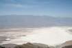 W dole sól, a w tle - w górach Sierra Nevada - śnieg<br>Widok z Dante's View na Badwater