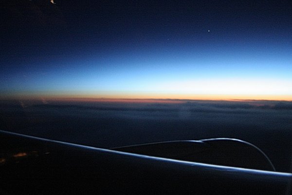 Wschód słońca nad atlantykiem - widok z samolotu